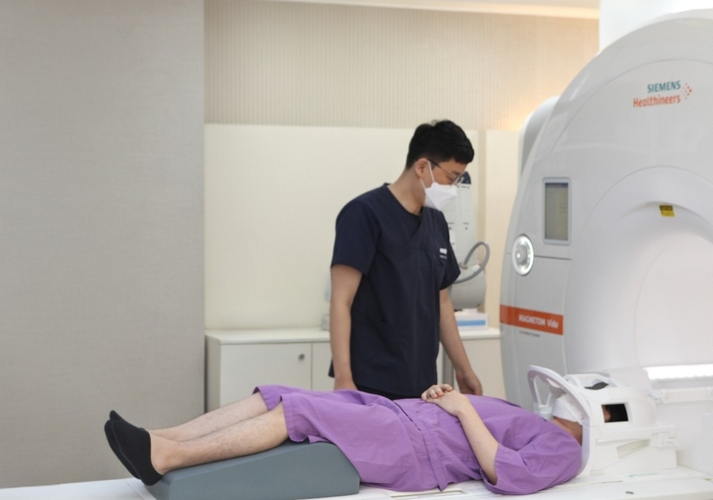 포항세명기독병원 영상의학과에서 MRI 검사를 진행하는 모습