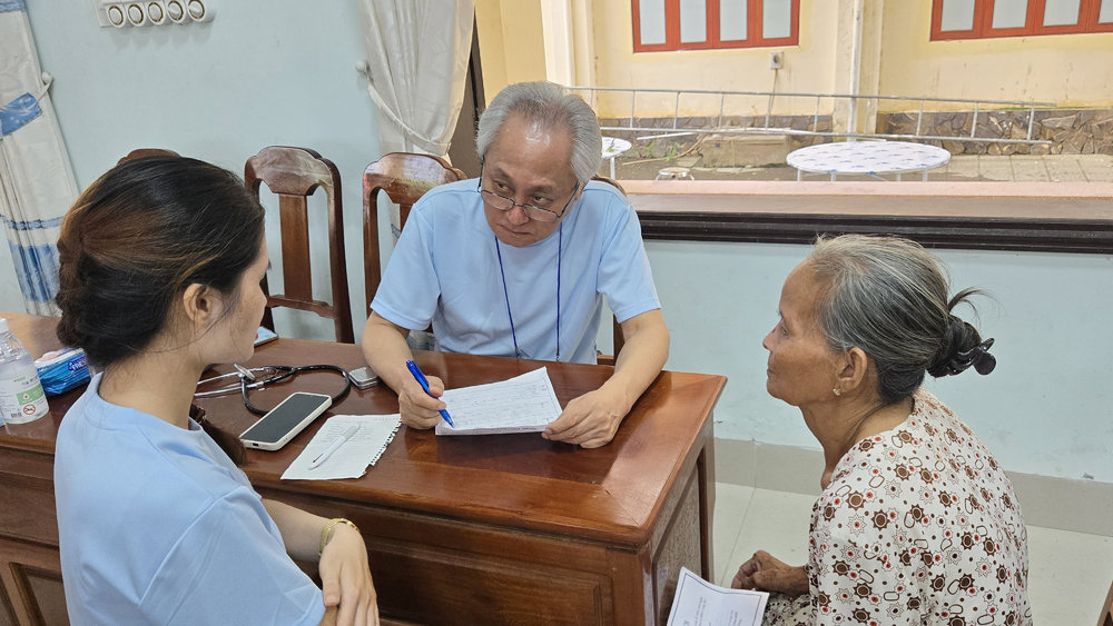 세명기독병원 통합면역센터 심재철 센터장이 환자를 진료하는 모습