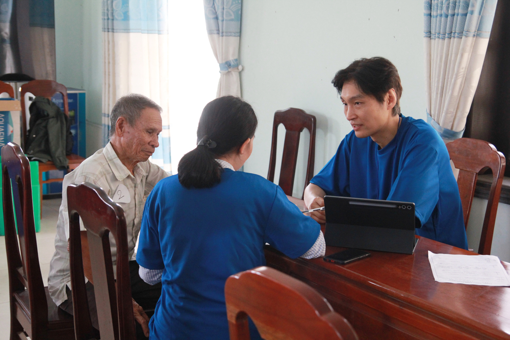 1. 세명기독병원 마취통증의학과 장영준 과장이 환자를 진료하는 모습