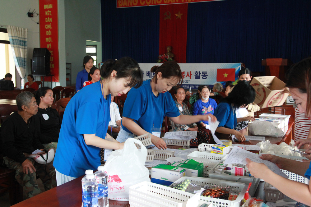 세명기독병원 의료봉사팀이 조제된 약을 확인하고 분류하는 모습