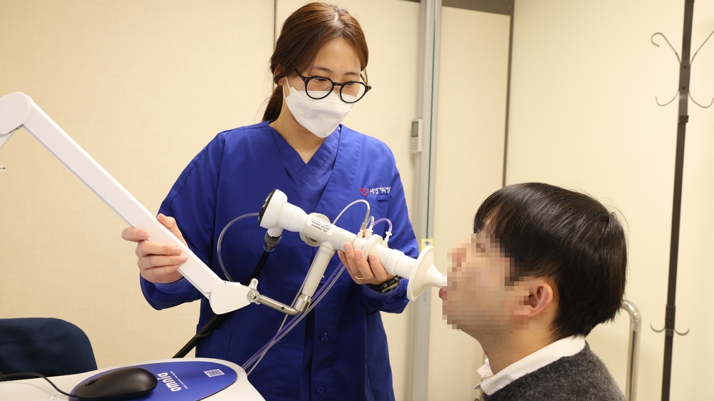 1. 세명기독병원에서 환자가 폐기능 검사를 하는 모습