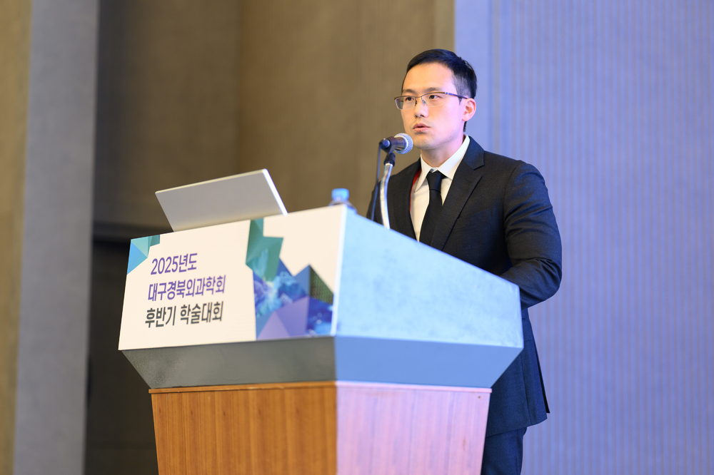 1. 세명기독병원 외과 김성진 과장이 최근 대구그랜드호텔에서 열린 ‘2025년도 대구경북외과학회 후반기 학술대회’에서 로봇수술 경험을 발표하는 모습
