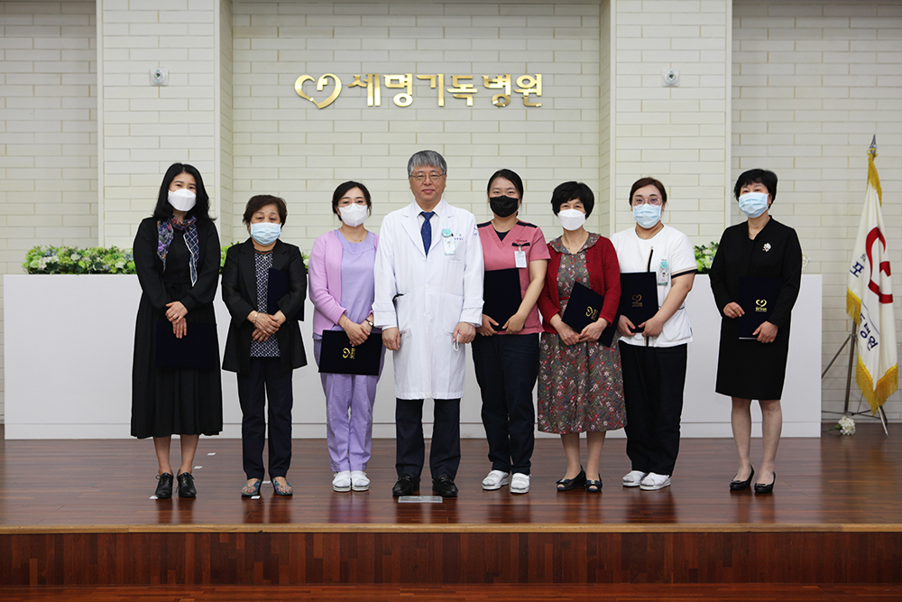 ‘제4회 투병·간병 수기 공모전’ 수상자들이 12일 본관 10층 광제홀에서 열린 시상식 후 기념 촬영을 했습니다.