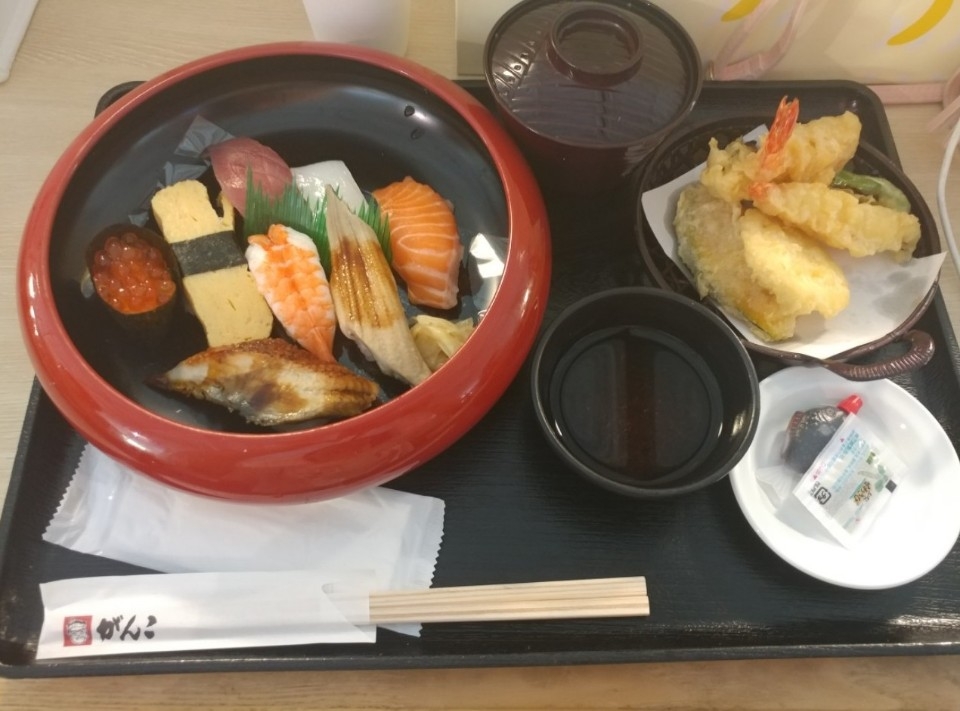 정말 마지막 일본에서의 저녁식사^^  어김없이 늘어선 긴 줄.. 간사이국제공항에서 뱅기시간 임박해서 먹은 초밥세트