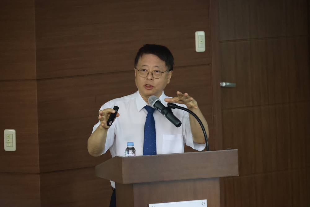 한동선 병원장이 지역 의료인 대상 심뇌혈관 질환 예방 및 관리 교육에서 설명하는 모습