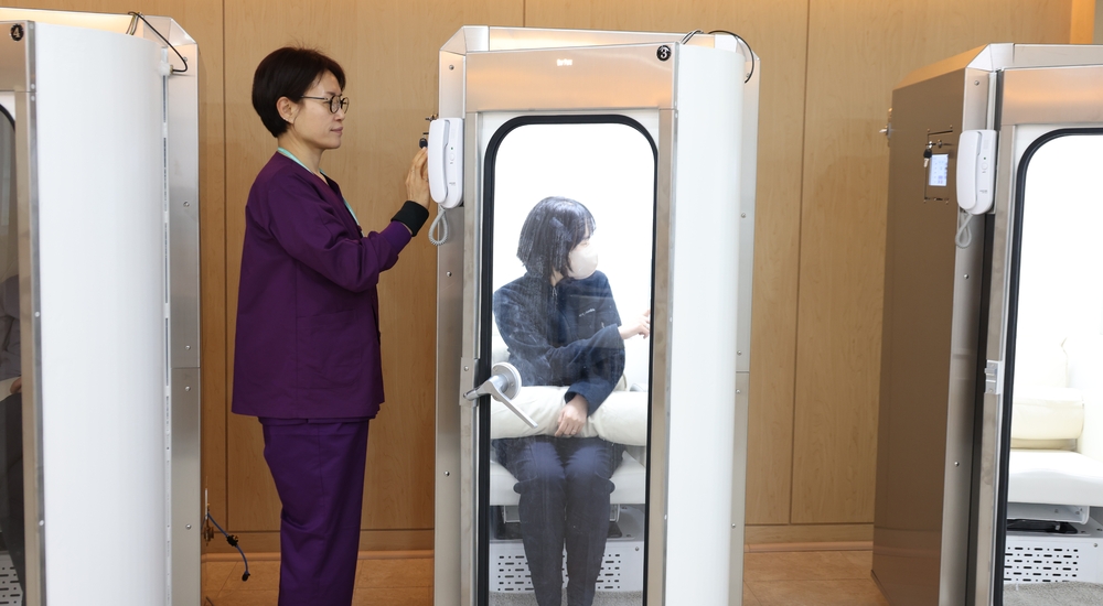 고압산소치료실에서 치료받는 모습