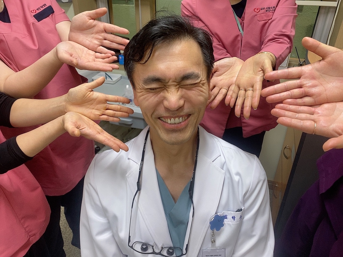 꽃밭에서 일하시는 행복한 부장님