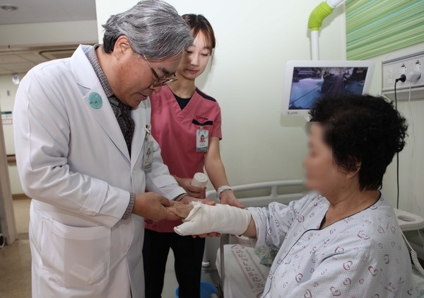 포항세명기독병원 정형외과 류인혁 원장이 회진을 돌고 있다