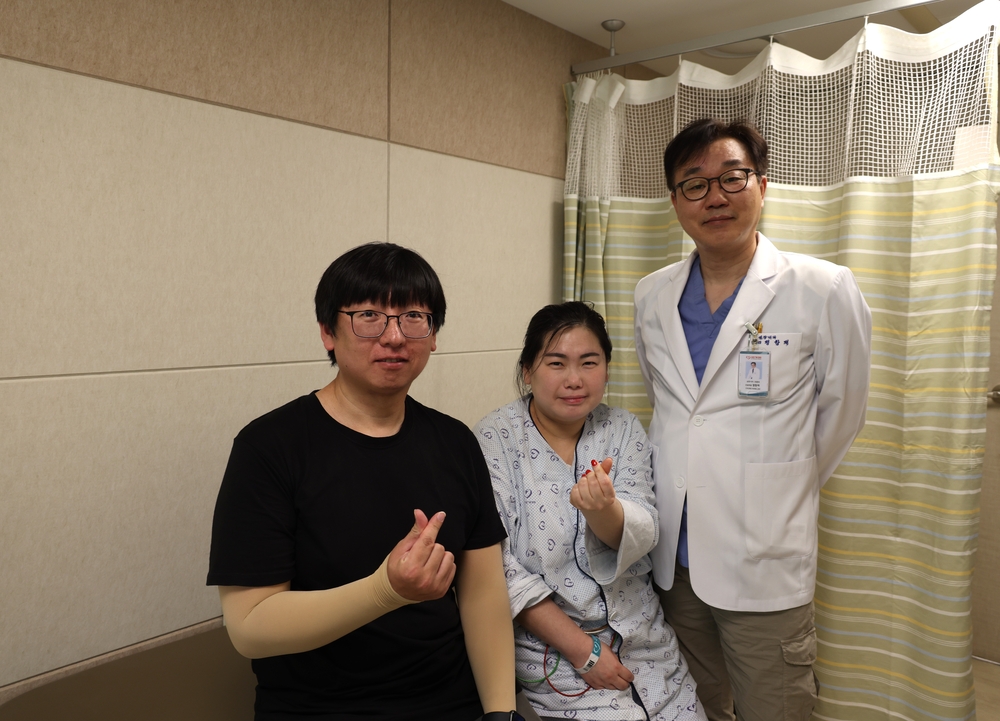 세명기독병원 정항재 진료처장 겸 심장센터장과 급성 심근경색에서 회복한 환자 모습