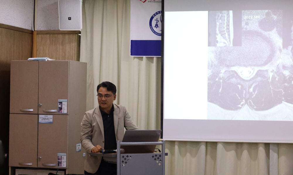 포항세명기독병원 서보건 척추센터장이 대한척추외과학회 대구경북지회 월례집담회에서 발표하는 모습