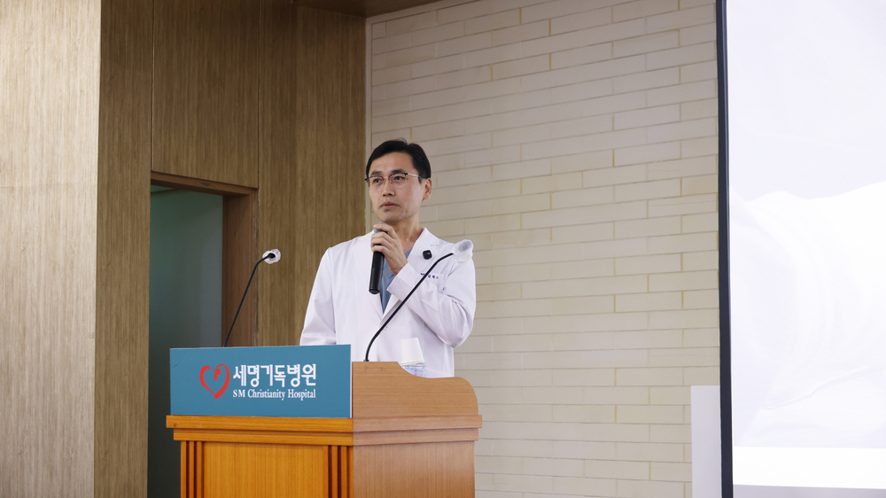 세명기독병원 성형재건센터 김학수 부장이 지난 19일 본관 10층 대강당에서 열린 11월 포항MBC시민건강클리닉에서 강의하는 모습