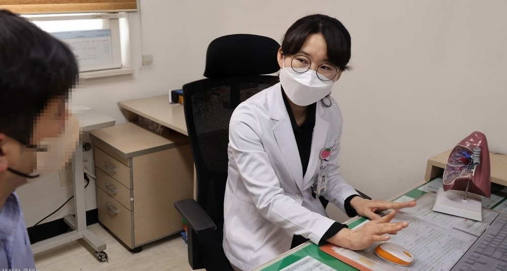 호흡기내과 김지선 과장이 진료보는 모습