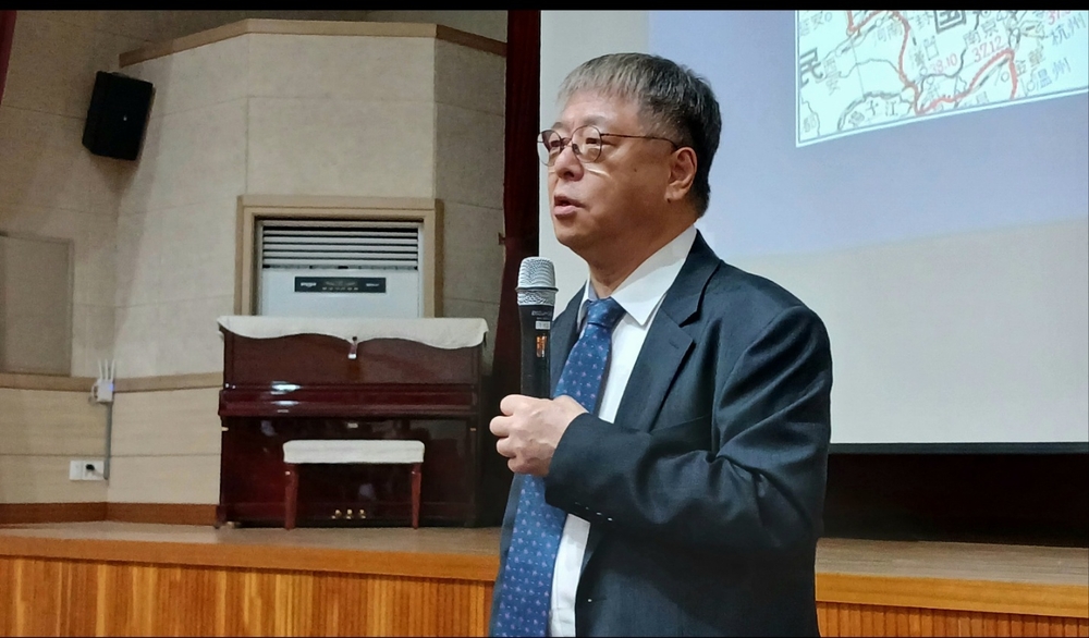 한동선 병원장이 경주문화아카데미에서 강의하는 모습