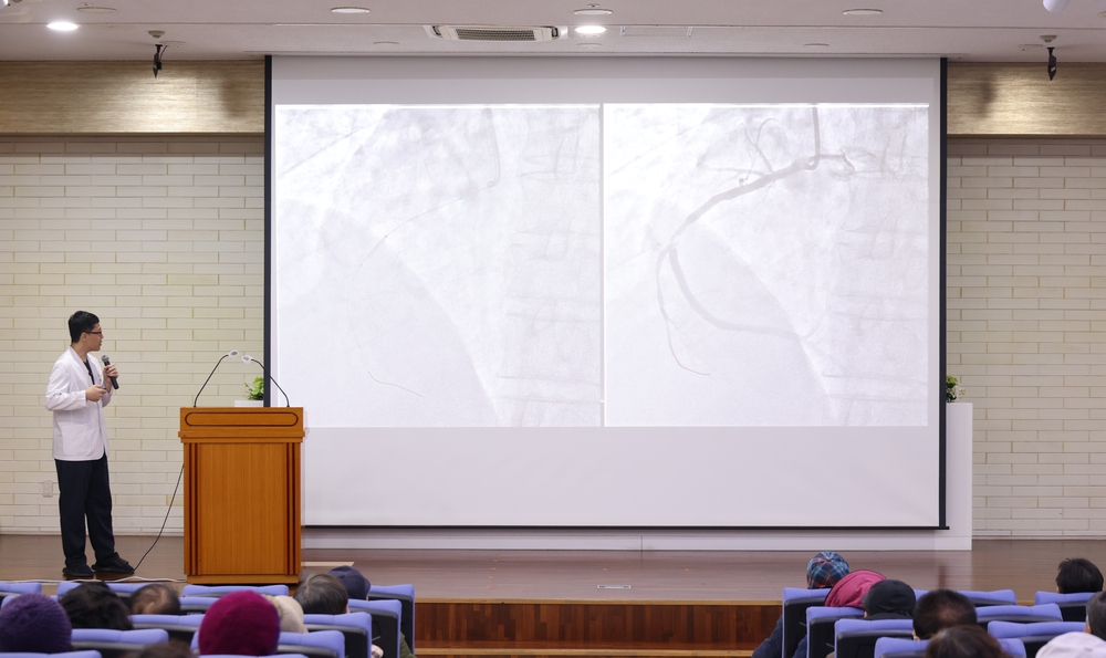 포항세명기독병원 심장센터 김태진 과장이 지난 23일 본관 10층 대강당 광제홀에서 ‘12월 시민건강클리닉’강의하는 모습