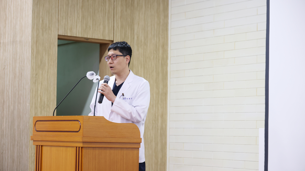 포항세명기독병원 심장센터 김태진 과장이 지난 23일 본관 10층 대강당 광제홀에서 ‘12월 시민건강클리닉’강의하는 모습