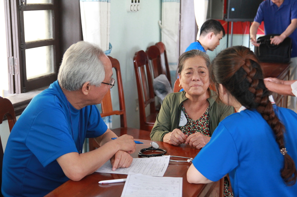 통합면역센터 심재철 센터장이 제23차 베트남 의료봉사 활동에서 주민을 진료하는 모습