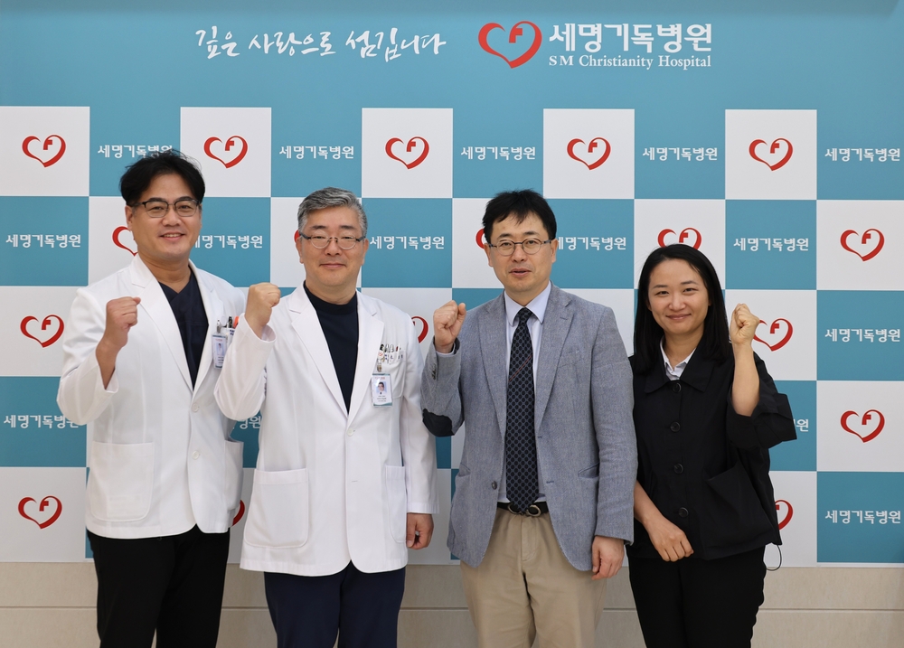 조상희(왼쪽에서 두 번째) 뇌병원장과 조재훈 부장, 울산대학교병원 권순찬(중간에서 두 번째) 뇌병원장과 박지윤 뇌병원 부원장이 기념 촬영한 모습