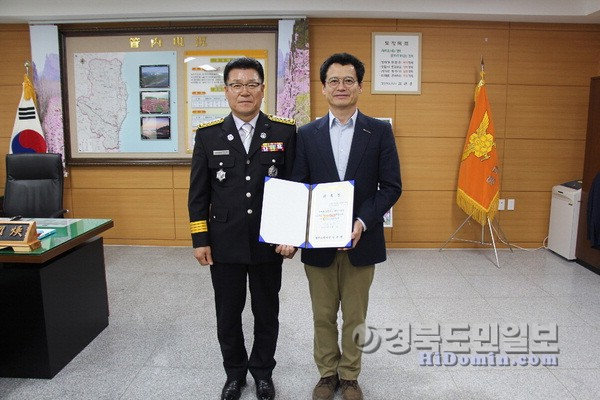 박윤환 (왼쪽)영덕소방서장이 이기중 포항세명기독병원 응급의료센터장을 119구급지도의사로 위촉하고 기념촬영하고 있다.