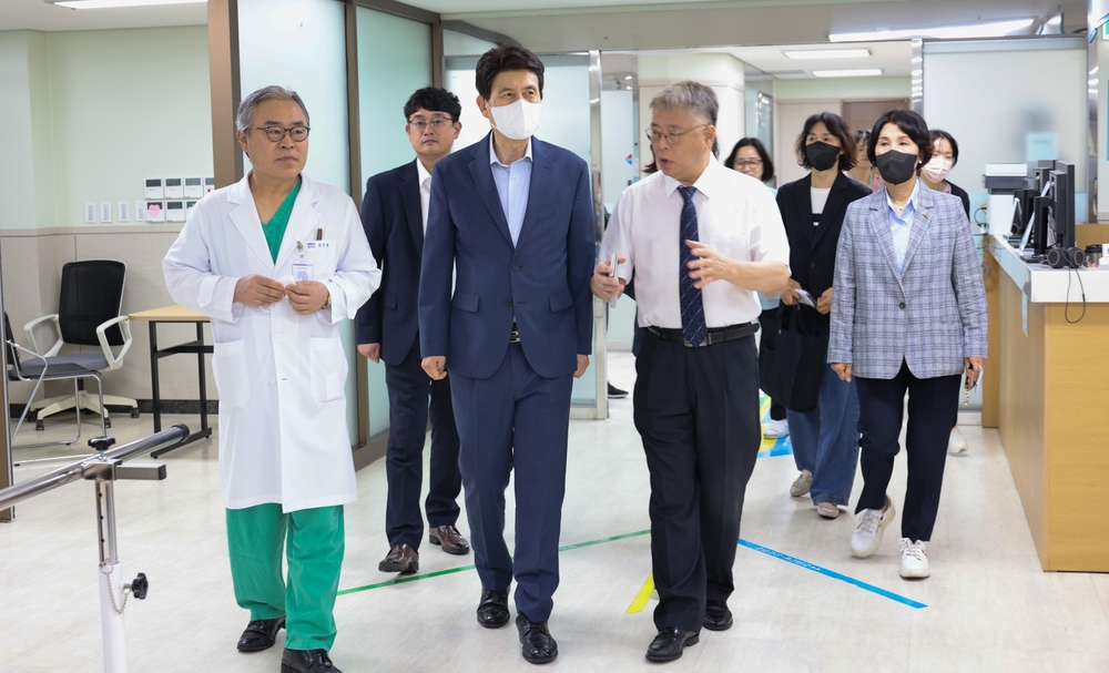 한동선 병원장과 류인혁 원장이 이강덕 포항시장과 뇌병원 4층 재활치료실을 둘러보는 모습