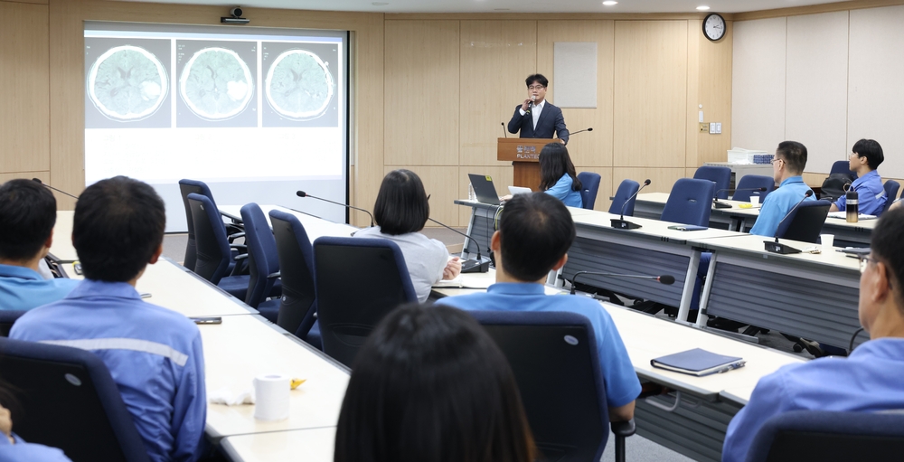 3. 세명기독병원 지역심뇌혈관질환센터 조재훈 부장이 9일 플랜택 본사에서 임직원 대상으로 강의하는 모습