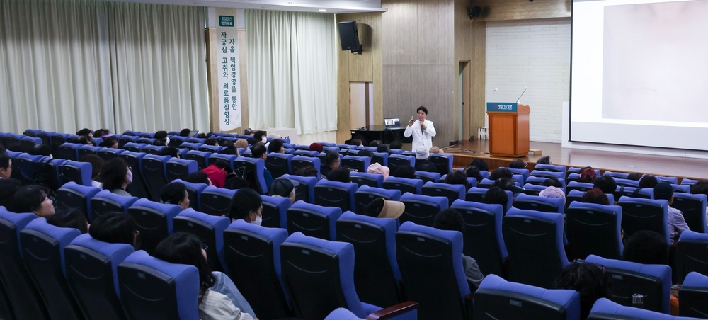 1. 세명기독병원 유방갑상선암센터 백남선 암병원장이 지난 18일 본관 10층 광제홀에서 열린 ‘9월 포항MBC 시민건강클리닉’ 건강강좌에서 강의하는 모습