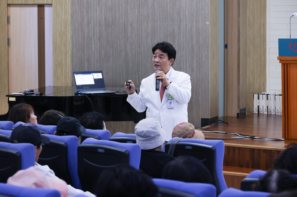 2. 세명기독병원 유방갑상선암센터 백남선 암병원장이 지난 18일 본관 10층 광제홀에서 열린 ‘9월 포항MBC 시민건강클리닉’ 건강강좌에서 시민들과 질의응답하는 모습