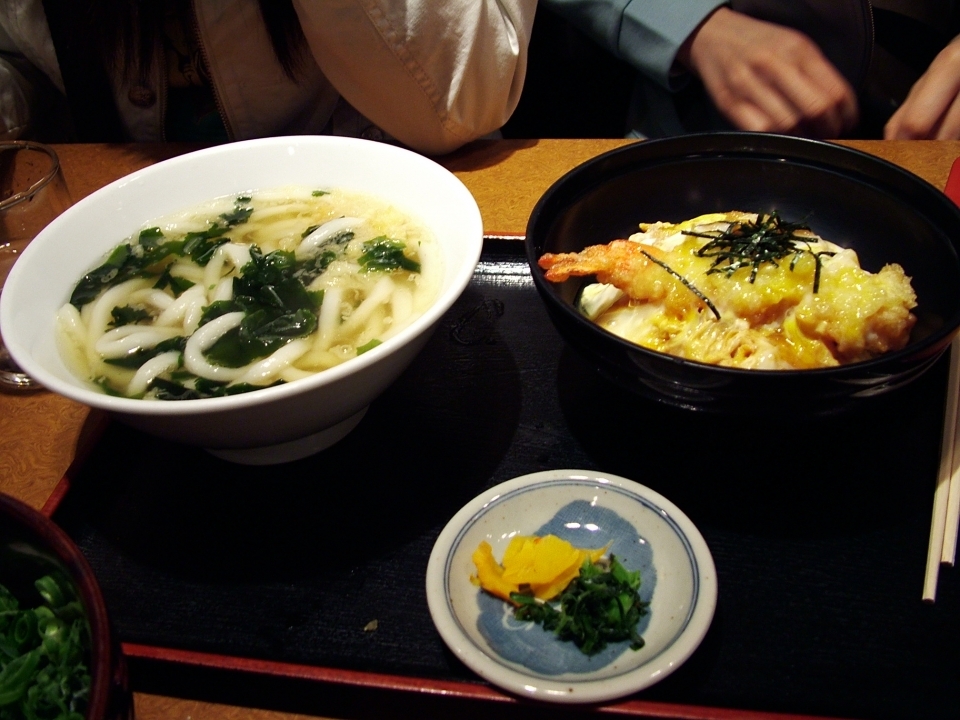 하카타역 지하에 있는 식당과 처음으로 먹은 일본음식입니다...  