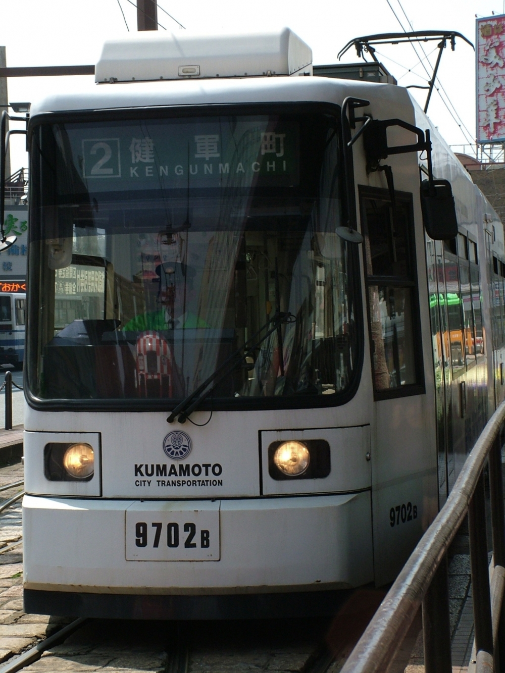 구마모토시내에는 전차가 다닙니다. 간혹 우리가 타고 이동한 안내양이 있는 관광전차도 있습니다.