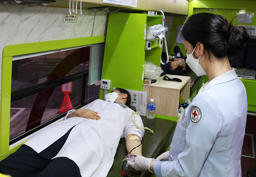 우리 병원 한 직원이 10일 뇌병원 앞에 주차된 헌혈 차량에서 헌혈하고 있습니다.