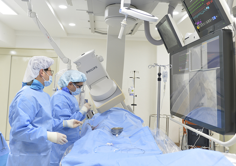 김유민 과장이 심혈관조영술을 하는 모습