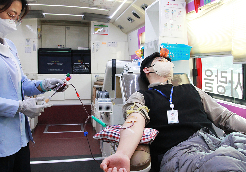 우리 병원 직원이 27일 뇌병원 앞에 주차된 헌혈 차량에서 헌혈에 참여하고 있습니다.