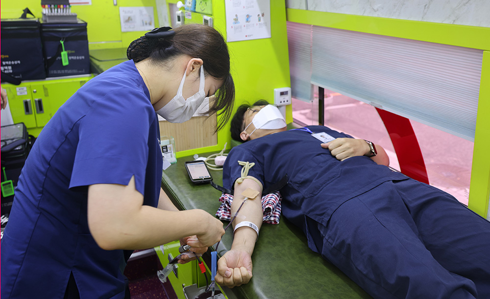 우리 병원 한 직원이 헌혈하는 모습