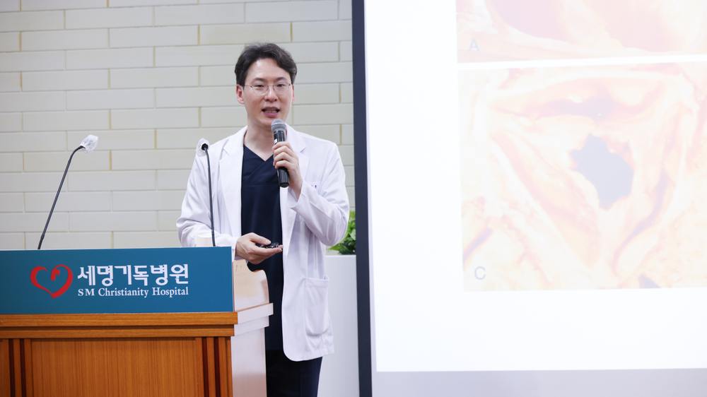 1. 세명기독병원 심장센터 서정훈 과장이 지난 16일 본관 10층 대강당에서 열린 ‘10월 포항MBC시민건강클리닉’에서 강의하는 모습