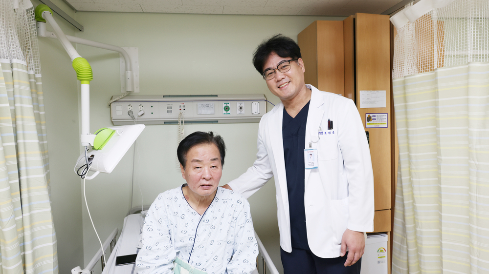 2. 뇌경색 진단 후 혈전 제거술을 받고 후유증 없이 회복 중인 A씨가 세명기독병원 지역심뇌혈관질환센터 조재훈 부장(사진에서 오른쪽)과 기념 촬영한 모습