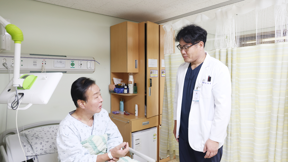 1. 세명기독병원 지역심뇌혈관질환센터 조재훈 부장(사진 오른쪽)이 뇌경색 진단 후 혈전제거술을 받고 후유증 없이 회복 중인 A씨를 회진하고 있는 모습