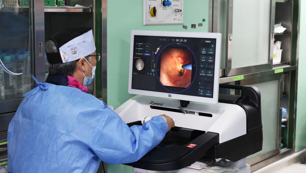 세명기독병원 비뇨의학센터 이중호 센터장이 자메닉스 AI로봇으로 신장결석 수술을 하는 모습