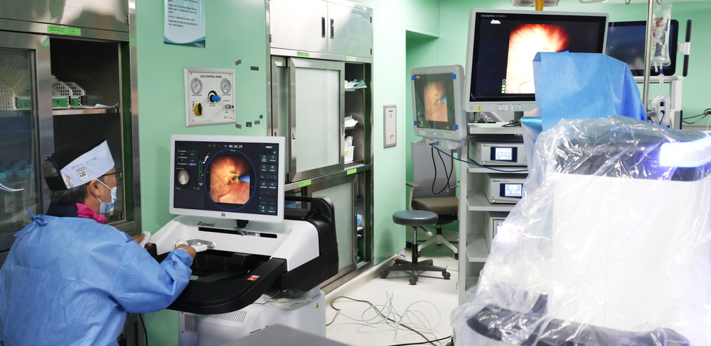 세명기독병원 비뇨의학센터 이중호 센터장이 자메닉스 AI로봇으로 신장결석 수술을 하는 모습2