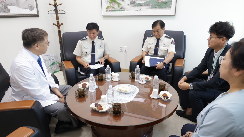 포항남부소방서와 지역 응급의료 협력 강화 논의 모습(사진에서 왼쪽 한동선 병원장, 김두진 포항남부소방서장)