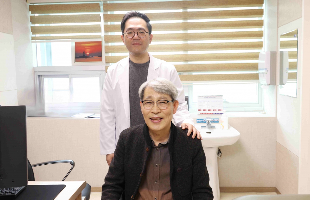 지역심뇌혈관질환센터 심혈관센터 김유민 부장이 지난 2월, 협심증으로 치료를 받고 일상으로 돌아온 A씨와 외래 진료 후 기념 촬영한 모습