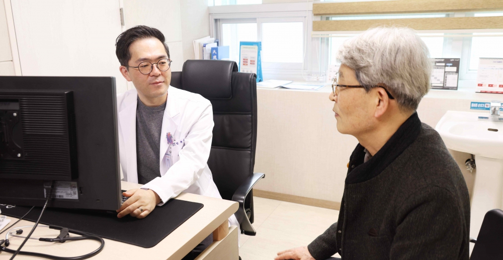 지역심뇌혈관질환센터 심혈관센터 김유민 부장이 지난 2월, 협심증으로 치료를 받고 일상으로 돌아온 A씨를 진료하는 모습