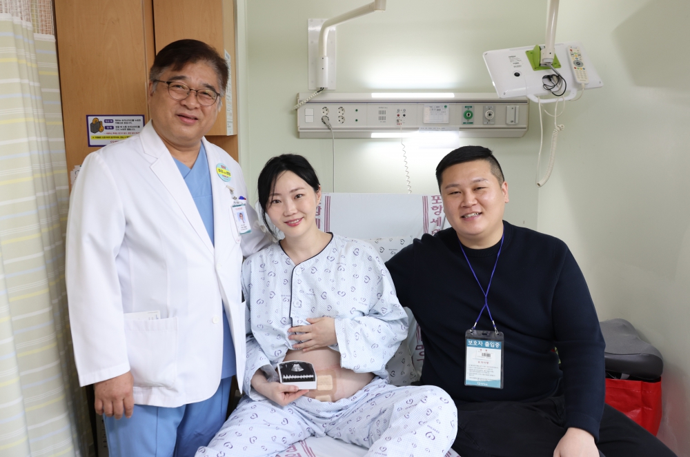 2. 세명기독병원 외과 서동권 부원장과 산모 김현아씨, 보호자가 함께 사진 촬영한 모습