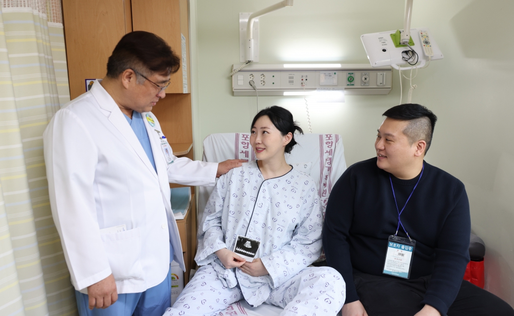 1. 세명기독병원 외과 서동권 부원장이 회진하며 산모 김현아씨, 보호자와 함께 이야기하는 모습