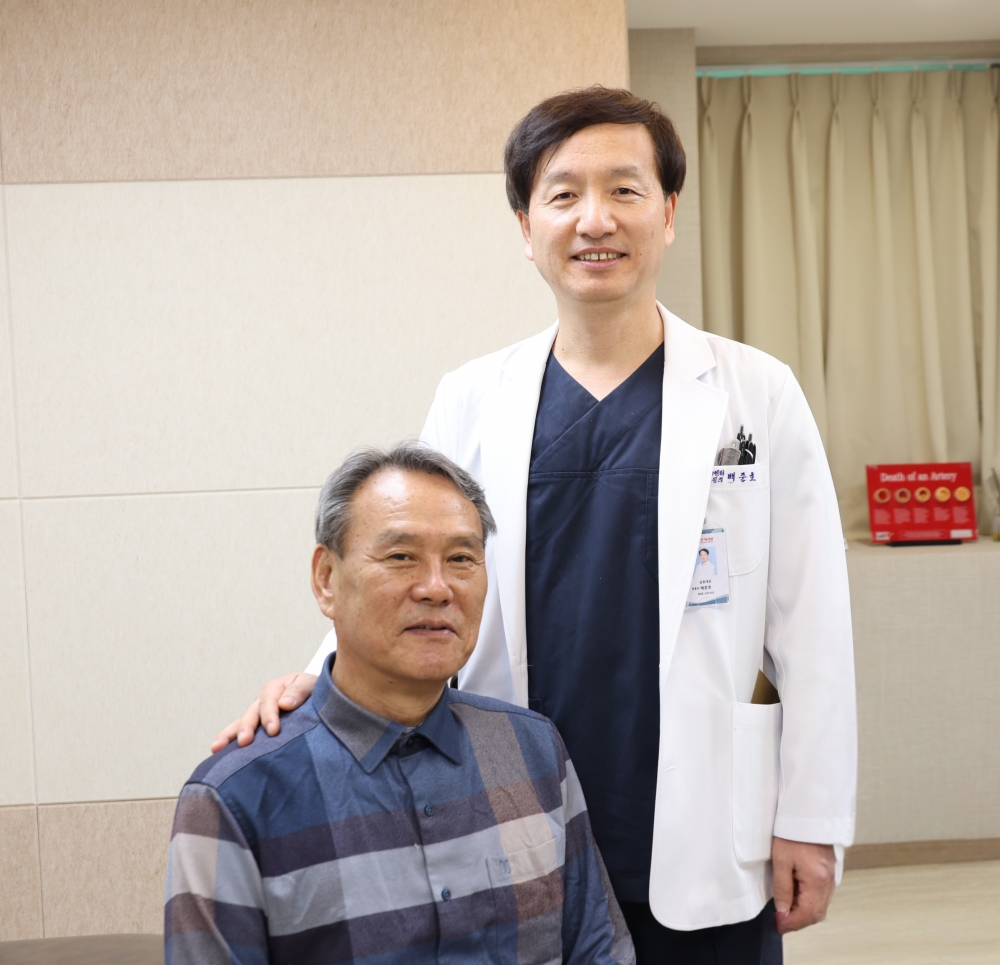 세명기독병원 지역심뇌혈관질환센터 심혈관센터 배준호 과장이 진료 후 환자와 기념 촬영한 모습