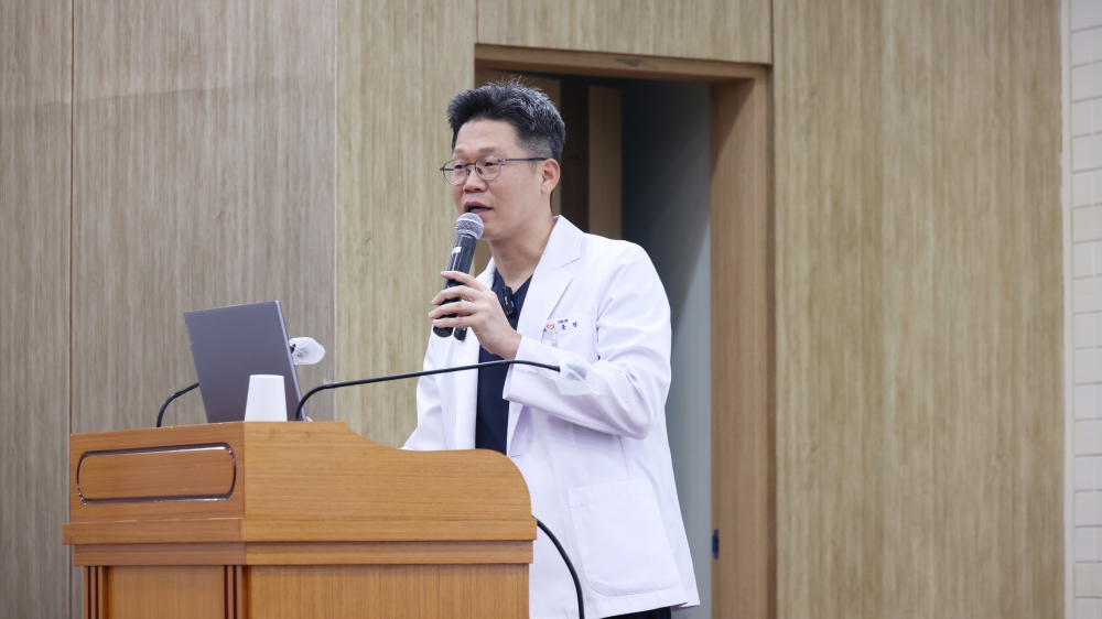 2. 비뇨의학센터 이준녕 센터장이 지난 24일 본관 10층 대강당 광제홀에서 ‘2월 시민건강클리닉’에서 강의하는 모습
