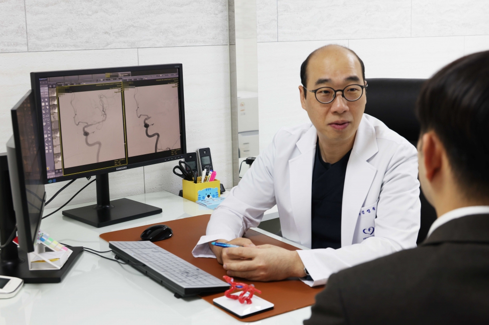 1. 지역심뇌혈관질환센터 뇌혈관센터 김성묵 과장이 진료하는 모습