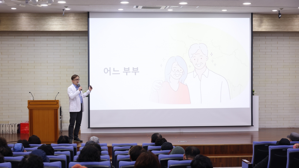 신경과 이병주 과장이 지난 25일 본관 10층 대강당 광제홀에서 개최된 ‘3월 시민건강클리닉’에서 시민들과 질의응답 하는 모습