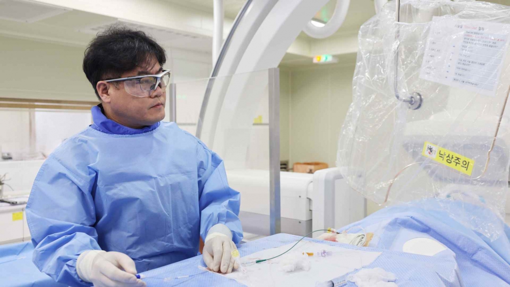 심뇌혈관질환센터 뇌혈관센터 조재훈 부장이 지난 3월 27일, ‘뇌혈류차단기 삽입술’을 시행하는 모습