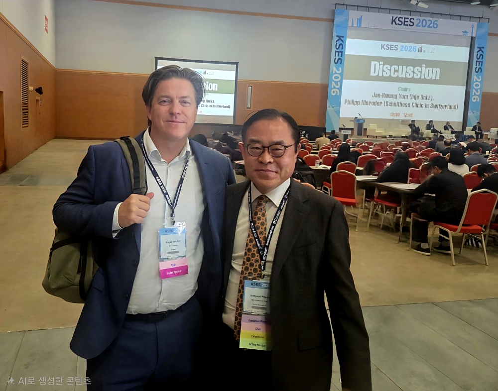 우리 병원 정형성형병원 류인혁 원장과 현 유럽견주관절학회(SECEC) 로저 반 리에트(Roger Van Riet) 회장이 최근 열린 대한견주관절학회 춘계 국제학술대회(KSES 2026)에서 기념 촬영을 하는 모습.