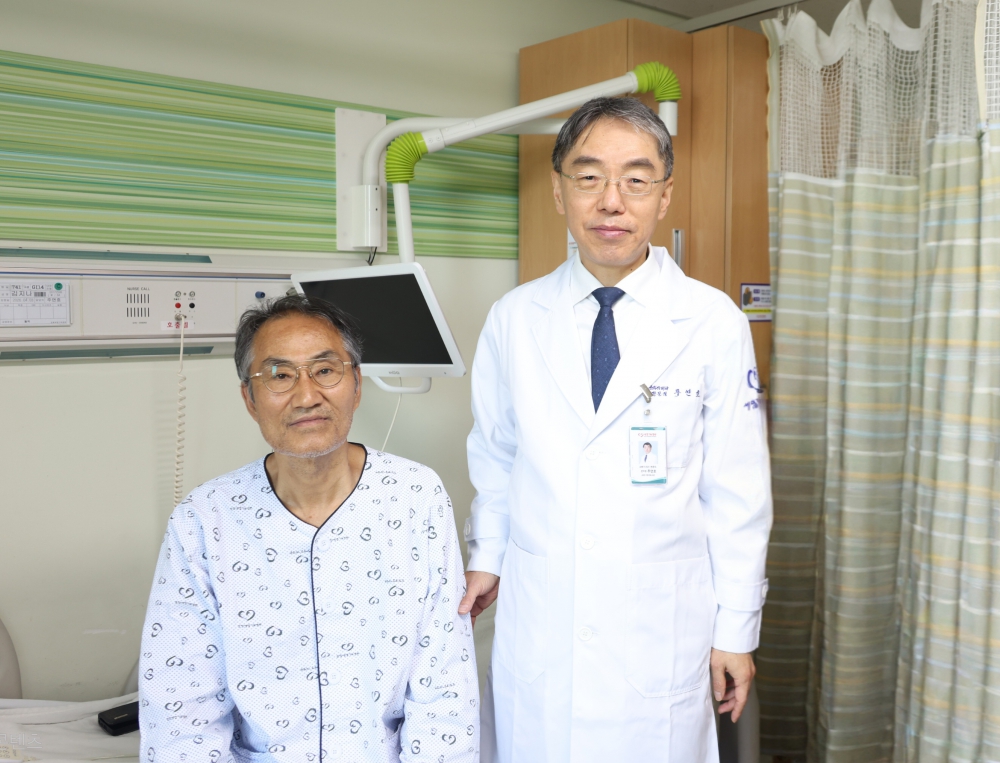 1. 세명기독병원 소화기센터 주연호 센터장과 A씨가 함께 사진 촬영한 모습
