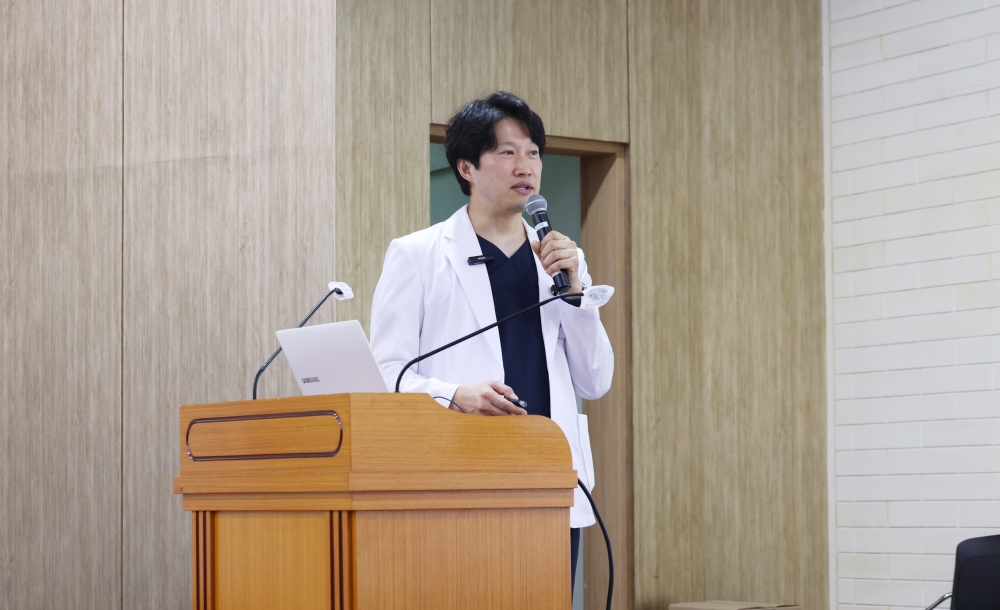 부정맥센터 박규환 과장이 지난 4월 30일 본관 10층 대강당 광제홀에서 ‘4월 시민건강클리닉’ 강의하는 모습